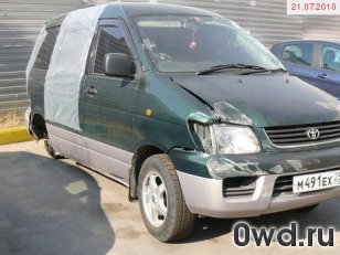 Битый автомобиль Toyota Noah